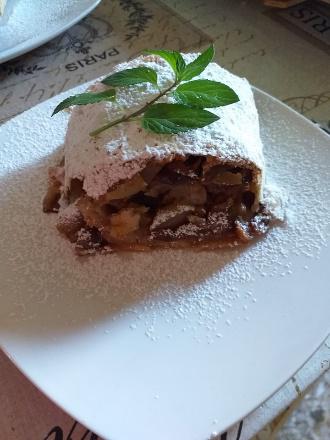 Apple Strudel (Apfelstrudel)